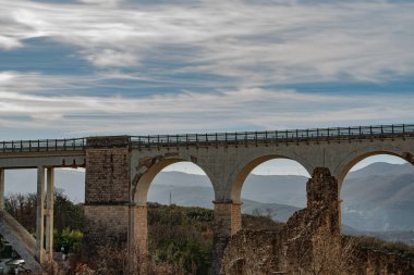 Isernia, Molise, İtalya. Santo Spirito demiryolu köprüsü. Görünüm