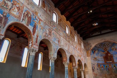 Benedictine AbBenedictine Manastırı Formis, Capua, Campania, İtalya 'da. Kilise San Michele Arcangelo.bey of SantAngelo in Formis, Capua, Campania, İtalya 'ya adanmıştır. Kilise San Michele Arcangelo 'ya adanmıştır..