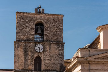 Isernia, Molise. Havari Aziz Petrus Katedrali, Isernia şehrinin en önemli Katolik binasıdır..