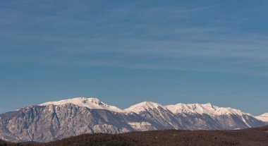 Molise, Mainarde. Kış panoraması. Mainarde sıradağları Molise ve Lazio arasındaki sınır boyunca uzanır ve Molise topraklarında yaygındır. Bu çok kayalık doğal bir engel..