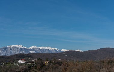 Molise, Mainarde. Kış panoraması. Mainarde sıradağları Molise ve Lazio arasındaki sınır boyunca uzanır ve Molise topraklarında yaygındır. Bu çok kayalık doğal bir engel..