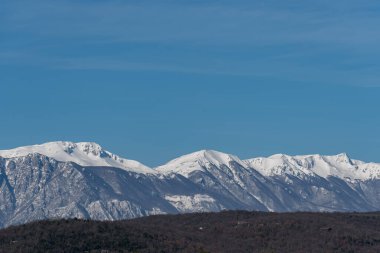 Molise, Mainarde. Kış panoraması. Mainarde sıradağları Molise ve Lazio arasındaki sınır boyunca uzanır ve Molise topraklarında yaygındır. Bu çok kayalık doğal bir engel..