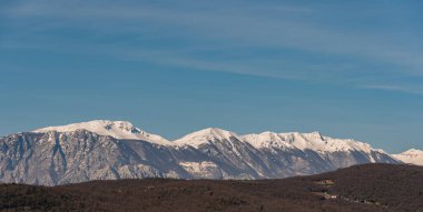 Molise, Mainarde. Kış panoraması. Mainarde sıradağları Molise ve Lazio arasındaki sınır boyunca uzanır ve Molise topraklarında yaygındır. Bu çok kayalık doğal bir engel..