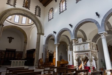 Teano, Katedral. San Clemente Katedrali Teano şehrinin başlıca ibadet yeri ve Teano-Calvi piskoposluğunun merkezidir.