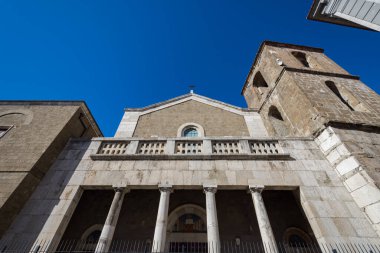 Teano, Katedral. San Clemente Katedrali Teano şehrinin başlıca ibadet yeri ve Teano-Calvi piskoposluğunun merkezidir.