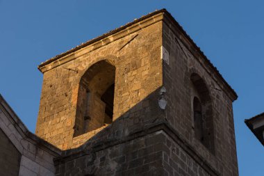 Teano, Katedral. San Clemente Katedrali Teano şehrinin başlıca ibadet yeri ve Teano-Calvi piskoposluğunun merkezidir.