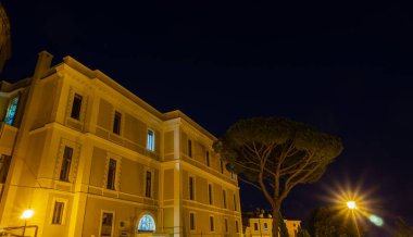 Teano, Caserta, Campania. Roccamonfina volkanik kütlesinin yamaçlarında yer alan Roma öncesi kökenli bir kasaba. Tarihi merkezin görüntüsü.