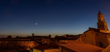 Teano, Caserta, Campania. Roccamonfina volkanik kütlesinin yamaçlarında yer alan Roma öncesi kökenli bir kasaba. Tarihi merkezin görüntüsü.