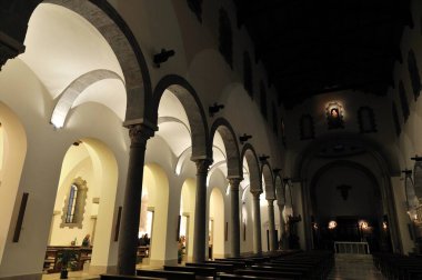 Teano, Katedral. San Clemente Katedrali Teano şehrinin başlıca ibadet yeri ve Teano-Calvi piskoposluğunun merkezidir.