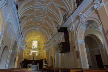Teano, Campania, Sant 'Antonio da Padova Manastırı. Teano Manastırı 'nın temeli 14. yüzyılın ilk yarısına dayanır..