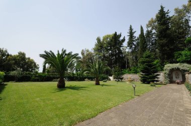 Teano, Campania, Sant 'Antonio da Padova Manastırı. Teano Manastırı 'nın temeli 14. yüzyılın ilk yarısına dayanır..