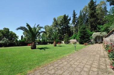 Teano, Campania, Sant 'Antonio da Padova Manastırı. Teano Manastırı 'nın temeli 14. yüzyılın ilk yarısına dayanır..