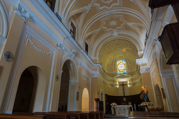 Teano, Campania, Sant 'Antonio da Padova Manastırı. Teano Manastırı 'nın temeli 14. yüzyılın ilk yarısına dayanır..