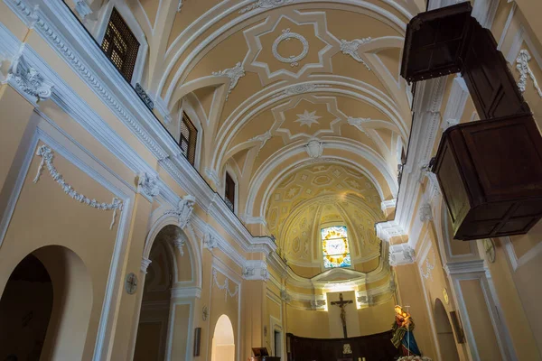 Teano, Campania, Sant 'Antonio da Padova Manastırı. Teano Manastırı 'nın temeli 14. yüzyılın ilk yarısına dayanır..