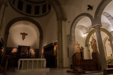 Teano, Katedral. San Clemente Katedrali Teano şehrinin başlıca ibadet yeri ve Teano-Calvi piskoposluğunun merkezidir.