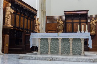Teano, Katedral. San Clemente Katedrali Teano şehrinin başlıca ibadet yeri ve Teano-Calvi piskoposluğunun merkezidir.