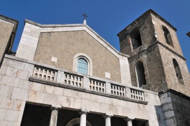 Teano, Katedral. San Clemente Katedrali Teano şehrinin başlıca ibadet yeri ve Teano-Calvi piskoposluğunun merkezidir.