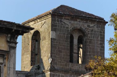 Teano, Katedral. San Clemente Katedrali Teano şehrinin başlıca ibadet yeri ve Teano-Calvi piskoposluğunun merkezidir.