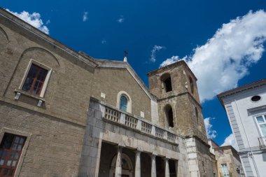 Teano, Katedral. San Clemente Katedrali Teano şehrinin başlıca ibadet yeri ve Teano-Calvi piskoposluğunun merkezidir.