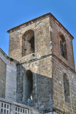 Teano, Katedral. San Clemente Katedrali Teano şehrinin başlıca ibadet yeri ve Teano-Calvi piskoposluğunun merkezidir.