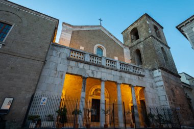 Teano, Katedral. San Clemente Katedrali Teano şehrinin başlıca ibadet yeri ve Teano-Calvi piskoposluğunun merkezidir.