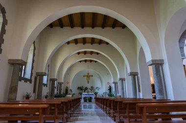 Teano, Katedral. San Clemente Katedrali Teano şehrinin başlıca ibadet yeri ve Teano-Calvi piskoposluğunun merkezidir.