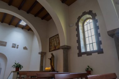 Teano, Katedral. San Clemente Katedrali Teano şehrinin başlıca ibadet yeri ve Teano-Calvi piskoposluğunun merkezidir.