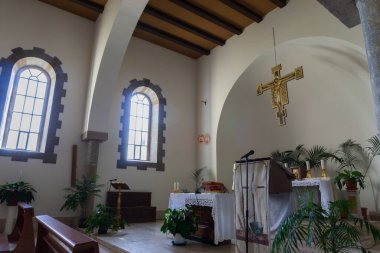 Teano, Katedral. San Clemente Katedrali Teano şehrinin başlıca ibadet yeri ve Teano-Calvi piskoposluğunun merkezidir.