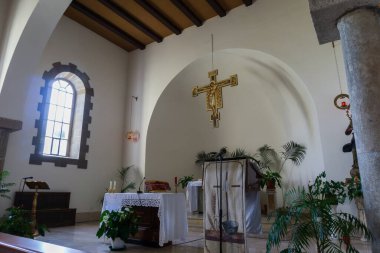 Teano, Katedral. San Clemente Katedrali Teano şehrinin başlıca ibadet yeri ve Teano-Calvi piskoposluğunun merkezidir.
