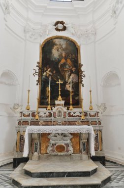 Teano, Katedral. San Clemente Katedrali Teano şehrinin başlıca ibadet yeri ve Teano-Calvi piskoposluğunun merkezidir.