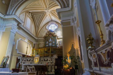 Teano, Caserta, Campania. San Francesco Kilisesi. 14. yüzyılda, Gotik tarzında, geleneksel küçükler tarafından inşa edilmiş. Barok çağında büyük ölçüde yenilenmiş..