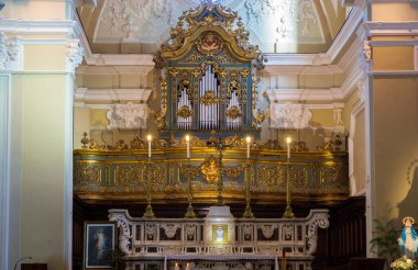Teano, Caserta, Campania. San Francesco Kilisesi. 14. yüzyılda, Gotik tarzında, geleneksel küçükler tarafından inşa edilmiş. Barok çağında büyük ölçüde yenilenmiş..
