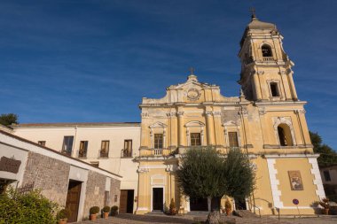 Teano, Campania, Sant 'Antonio da Padova Manastırı. Teano Manastırı 'nın temeli 14. yüzyılın ilk yarısına dayanır..