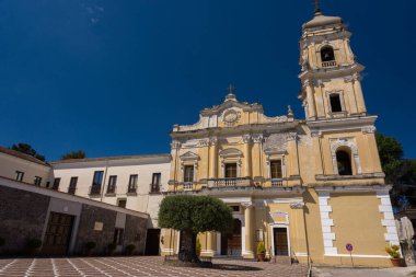 Teano, Campania, Sant 'Antonio da Padova Manastırı. Teano Manastırı 'nın temeli 14. yüzyılın ilk yarısına dayanır..