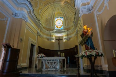 Teano, Campania, Sant 'Antonio da Padova Manastırı. Teano Manastırı 'nın temeli 14. yüzyılın ilk yarısına dayanır..