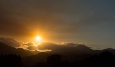 Teano, Campania Felix, İtalya. Güney İtalya 'nın en güzel yerlerinde gün batımı antik Romalılar tarafından Campania Felix olarak adlandırılır..