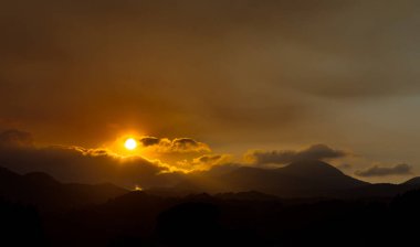 Teano, Campania Felix, İtalya. Güney İtalya 'nın en güzel yerlerinde gün batımı antik Romalılar tarafından Campania Felix olarak adlandırılır..