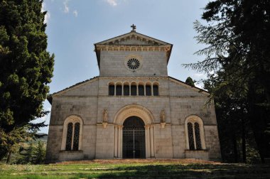 Amaseno, Frosinone, Lazio. Aziz Maria Dell 'Auricola Kilisesi. Kilisenin 13. yüzyıla dayanan beyaz kesimi, eş anlamlı tepenin zirvesinde, 270 metre irtifada yer alıyor..