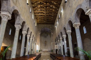 Casertavecchia, Duomo. San Michele Arcangelo katedrali, Caserta piskoposluğunun 1841 katedraline kadar Casertavecchia 'da Katolik ibadetinin ana yeridir..