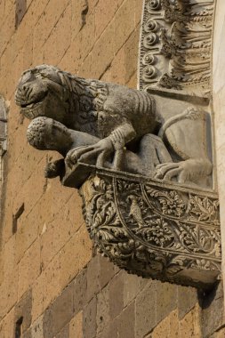 Casertavecchia, Duomo. San Michele Arcangelo katedrali, Caserta piskoposluğunun 1841 katedraline kadar Casertavecchia 'da Katolik ibadetinin ana yeridir..