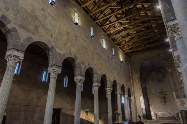 Casertavecchia, Duomo. San Michele Arcangelo katedrali, Caserta piskoposluğunun 1841 katedraline kadar Casertavecchia 'da Katolik ibadetinin ana yeridir..