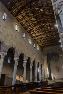 Casertavecchia, Duomo. San Michele Arcangelo katedrali, Caserta piskoposluğunun 1841 katedraline kadar Casertavecchia 'da Katolik ibadetinin ana yeridir..