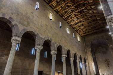 Casertavecchia, Duomo. San Michele Arcangelo katedrali, Caserta piskoposluğunun 1841 katedraline kadar Casertavecchia 'da Katolik ibadetinin ana yeridir..