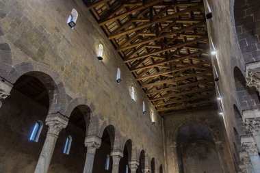 Casertavecchia, Duomo. San Michele Arcangelo katedrali, Caserta piskoposluğunun 1841 katedraline kadar Casertavecchia 'da Katolik ibadetinin ana yeridir..