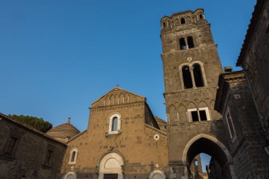 Casertavecchia, Duomo. San Michele Arcangelo katedrali, Caserta piskoposluğunun 1841 katedraline kadar Casertavecchia 'da Katolik ibadetinin ana yeridir..