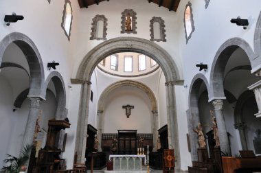 Teano, Katedral. San Clemente Katedrali Teano şehrinin başlıca ibadet yeri ve Teano-Calvi piskoposluğunun merkezidir.