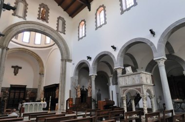 Teano, Katedral. San Clemente Katedrali Teano şehrinin başlıca ibadet yeri ve Teano-Calvi piskoposluğunun merkezidir.