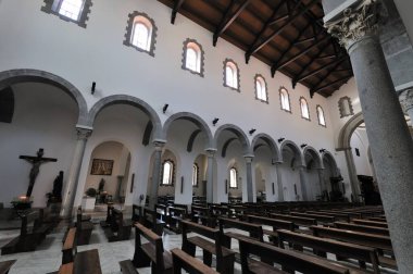 Teano, Katedral. San Clemente Katedrali Teano şehrinin başlıca ibadet yeri ve Teano-Calvi piskoposluğunun merkezidir.