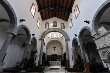 Teano, Katedral. San Clemente Katedrali Teano şehrinin başlıca ibadet yeri ve Teano-Calvi piskoposluğunun merkezidir.
