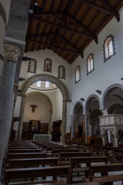 Teano, Katedral. San Clemente Katedrali Teano şehrinin başlıca ibadet yeri ve Teano-Calvi piskoposluğunun merkezidir.